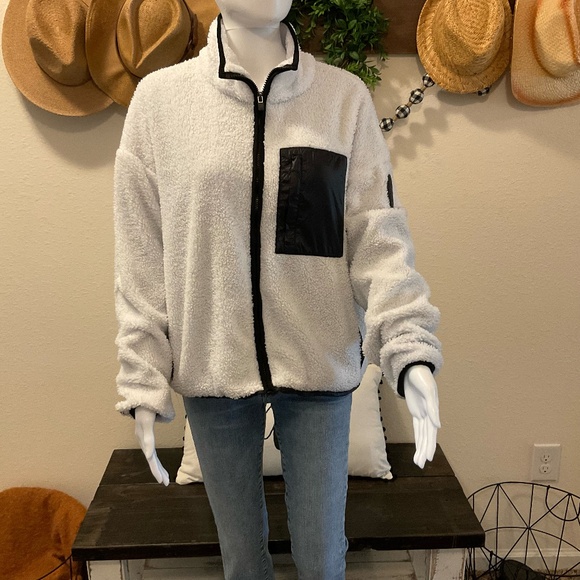 EUC, Fabletics Larissa Fleece Zip-Up Jacket, Size Large - Picture 1 of 8